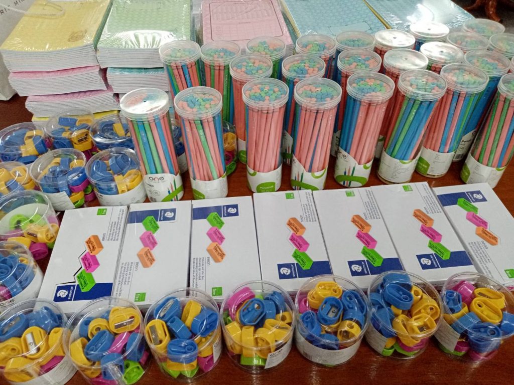 อุปกรณ์การเรียนที่กลุ่ม Unite Thailand นำไปมอบให้กับเด็กๆ