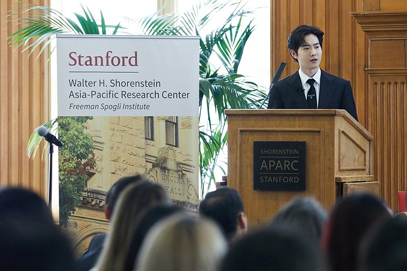 ภาพที่ 1 SUHO วง EXO ในการประชุม Korean Studies ของมหาวิทยาลัยสแตนฟอร์ด สหรัฐฯ