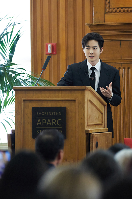 ภาพที่ 2 SUHO วง EXO ในการประชุม Korean Studies ของมหาวิทยาลัยสแตนฟอร์ด สหรัฐฯ