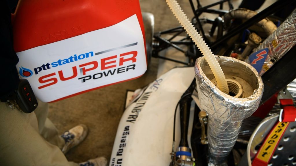 พีทีที สเตชั่น สนับสนุนน้ำมัน Super Power ในการแข่งขัน TSAE Auto Challenge
