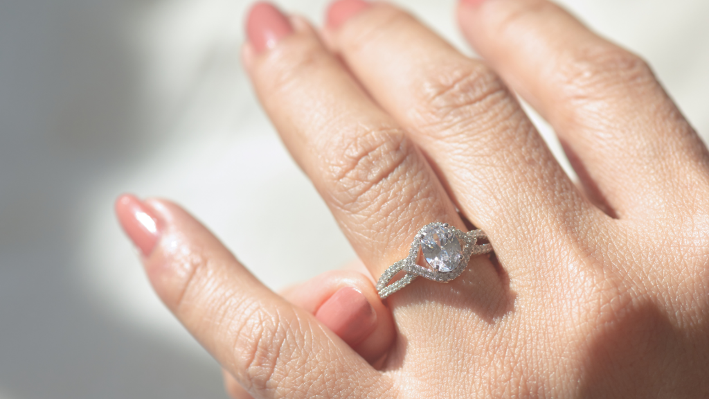 042023 Aurora Diamond แหวนเพชรมีใบเซอร์