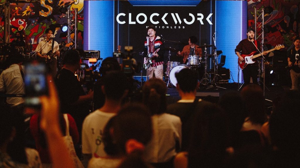 ประชาสัมพันธ์ Clockwork Motionless เปิดคอนเสิร์ตสุดเอ็กซ์คลูซีฟกลาง MRT 7